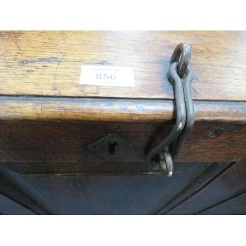 856 - AN ANTIQUE OAK PANELLED MULE CHEST W110 CM