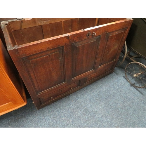 856 - AN ANTIQUE OAK PANELLED MULE CHEST W110 CM