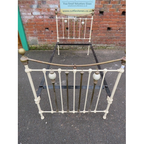 861 - A VICTORIAN STYLE BRASS AND CAST SINGLE BED FRAME WITH IRONS