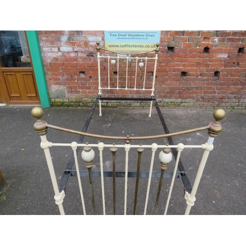 861 - A VICTORIAN STYLE BRASS AND CAST SINGLE BED FRAME WITH IRONS