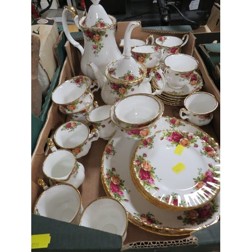 101 - A TRAY OF ROYAL ALBERT OLD COUNTRY ROSES TEA / DINNER WARE