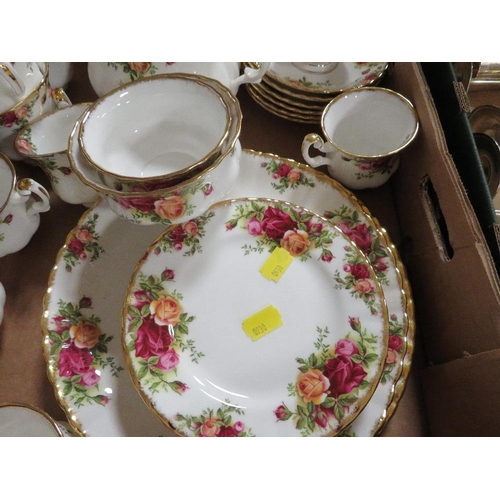 101 - A TRAY OF ROYAL ALBERT OLD COUNTRY ROSES TEA / DINNER WARE