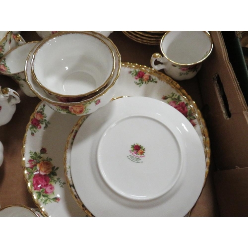 101 - A TRAY OF ROYAL ALBERT OLD COUNTRY ROSES TEA / DINNER WARE