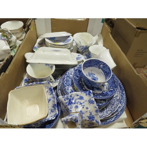 116 - TWO TRAYS OF ASSORTED CERAMICS TO INCLUDE BLUE/WHITE EXAMPLES