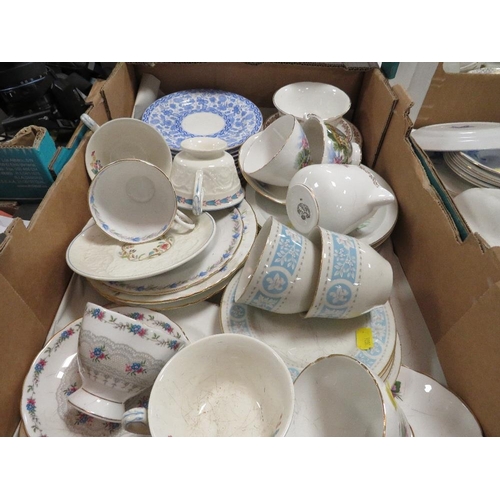 116 - TWO TRAYS OF ASSORTED CERAMICS TO INCLUDE BLUE/WHITE EXAMPLES