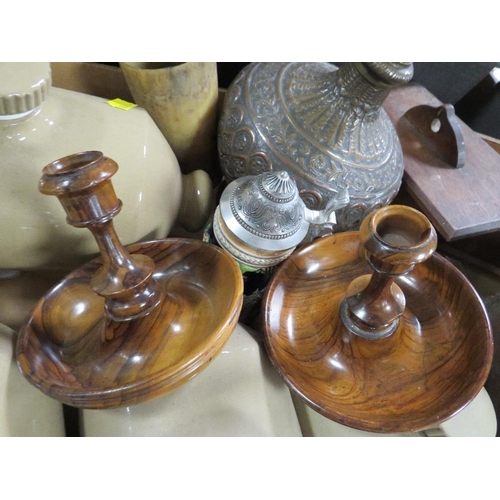 121 - A TRAY OF ASSORTED SUNDRIES TO INCLUDE TREEN CANDLESTICKS