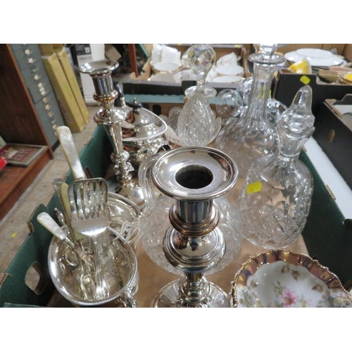 124 - A TRAY OF GLASS AND SILVER PLATED WARE TO INCLUDE CANDLESTICKS AND DECANTER