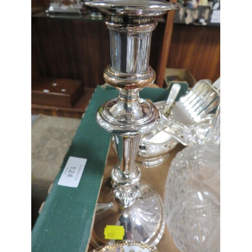 124 - A TRAY OF GLASS AND SILVER PLATED WARE TO INCLUDE CANDLESTICKS AND DECANTER