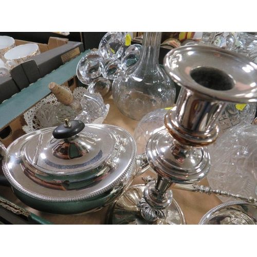 124 - A TRAY OF GLASS AND SILVER PLATED WARE TO INCLUDE CANDLESTICKS AND DECANTER