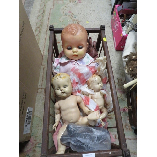 127 - A VINTAGE DOLLS CRADLE WITH 4 VARIOUS DOLLS A/F