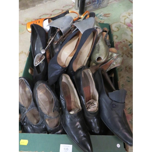 135 - A TRAY OF VINTAGE LADIES SHOES TO INCLUDE EARLY 20TH CENTURY EXAMPLES