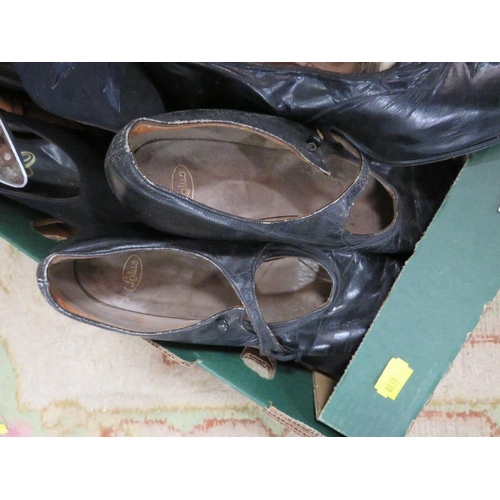 135 - A TRAY OF VINTAGE LADIES SHOES TO INCLUDE EARLY 20TH CENTURY EXAMPLES