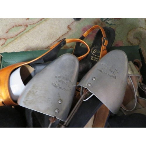 135 - A TRAY OF VINTAGE LADIES SHOES TO INCLUDE EARLY 20TH CENTURY EXAMPLES