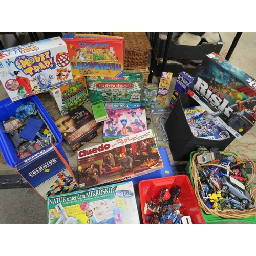 136 - A SELECTION OF VINTAGE TOYS AND GAMES TO INCLUDE TOY CARS, SUBBUTEO ETC ( all unchecked)