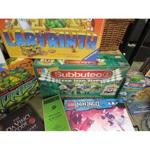 136 - A SELECTION OF VINTAGE TOYS AND GAMES TO INCLUDE TOY CARS, SUBBUTEO ETC ( all unchecked)