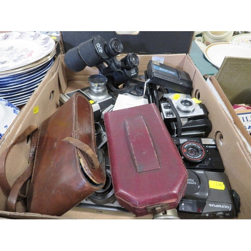 169 - A TRAY OF VINTAGE CAMERAS, BINOCULARS ETC