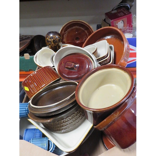 198 - THREE TRAYS OF ASSORTED CERAMICS