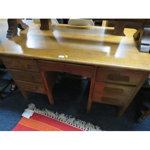 786 - A VINTAGE OAK TWIN PEDESTAL DESK