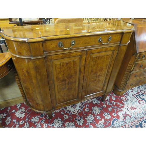 794 - A REPRODUCTION WALNUT CREDENZA - W 122 CM