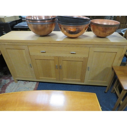 812 - A MODERN LIGHT OAK EFFECT SIDEBOARD - W 181 CM