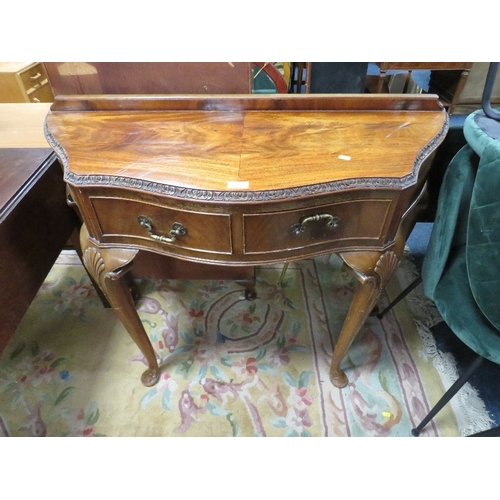 838 - A REPRODUCTION CONSOLE TABLE WITH SINGLE DRAWER