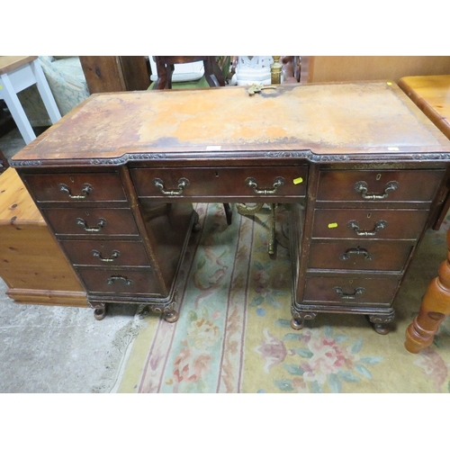 841 - A MAHOGANY TWIN PEDESTAL DESK WITH INSET LEATHER TOP - W 121 CM A/F