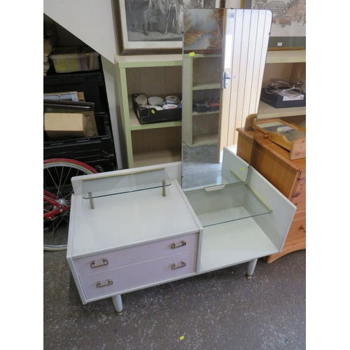 842 - A MID CENTURY G PLAN 'E GOMME' DRESSING TABLE