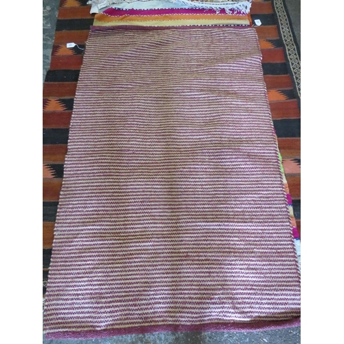 850 - A RIBBED WOOLLEN RUG - 90 X 150 CM