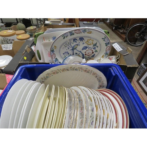 100 - TWO TRAYS OF CERAMICS TO INCLUDE SIX ROYAL DOULTON ENGLISH RENAISSANCE DINNER PLATES