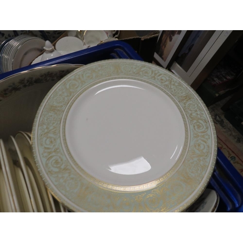 100 - TWO TRAYS OF CERAMICS TO INCLUDE SIX ROYAL DOULTON ENGLISH RENAISSANCE DINNER PLATES