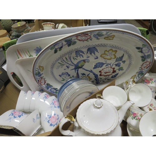 100 - TWO TRAYS OF CERAMICS TO INCLUDE SIX ROYAL DOULTON ENGLISH RENAISSANCE DINNER PLATES