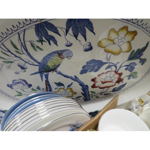 100 - TWO TRAYS OF CERAMICS TO INCLUDE SIX ROYAL DOULTON ENGLISH RENAISSANCE DINNER PLATES