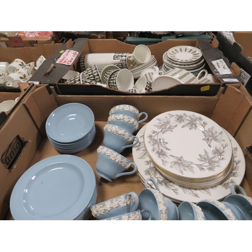 103 - TWO TRAYS OF CERAMICS TO INCLUDE WEDGWOOD QUEENS WARE , WEDGWOOD SUSIE COOPER DESIGN ETC