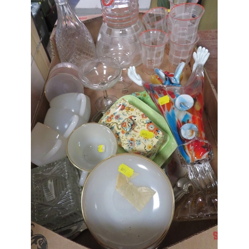 121 - A TRAY OF CERAMICS AND GLASS TO INCLUDE AN UNUSUAL MERINO GLASS CLOWN VASE, VINTAGE LEMONADE SET ETC