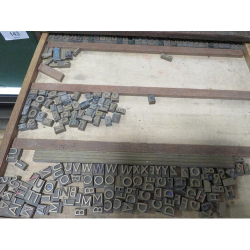 145 - A VINTAGE SIX DRAW CHEST OF ASSORTED PRINTING BLOCKS IN DIFFERENT TYPE FACING AND THREE ASSORTED TRA... 