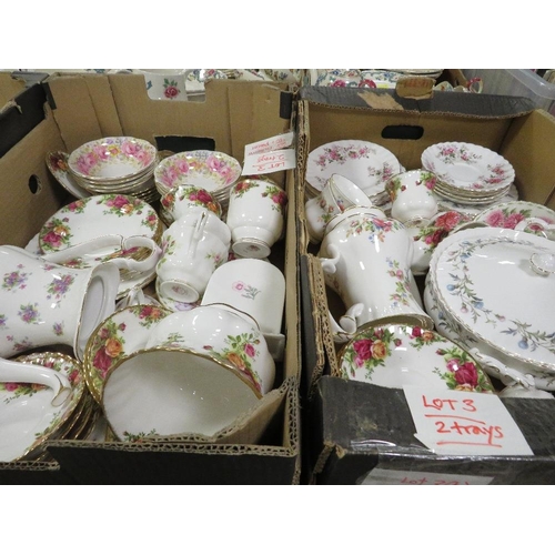 146 - TWO TRAYS OF ROYAL ALBERT TEA WARE AND DINNER WARE TO INCLUDE OLD COUNTRY ROSES AND MOSS ROSE