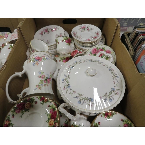 146 - TWO TRAYS OF ROYAL ALBERT TEA WARE AND DINNER WARE TO INCLUDE OLD COUNTRY ROSES AND MOSS ROSE