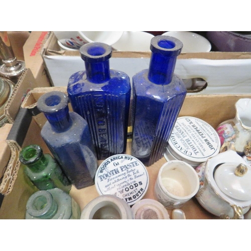 148 - TWO TRAYS OF ANTIQUE AND LATER ADVERTISING STONE WARE ETC TO INCLUDE STONE WARE BEER BOTTLES, TWO PA... 