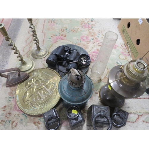 157 - A TRAY OF ASSORTED METAL WARE TO INCLUDE SET OF 4 WEIGHTS, BRASS CANDLESTICKS ETC