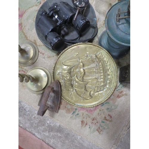 157 - A TRAY OF ASSORTED METAL WARE TO INCLUDE SET OF 4 WEIGHTS, BRASS CANDLESTICKS ETC