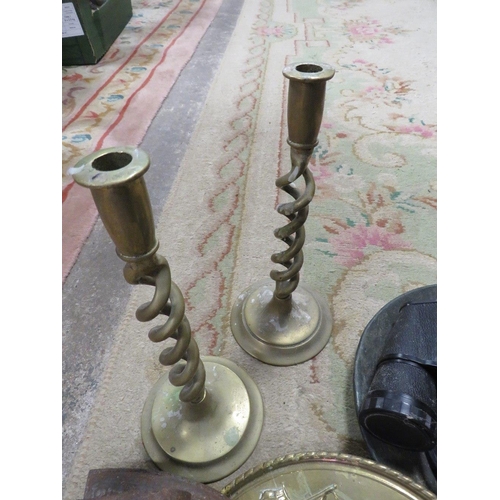 157 - A TRAY OF ASSORTED METAL WARE TO INCLUDE SET OF 4 WEIGHTS, BRASS CANDLESTICKS ETC