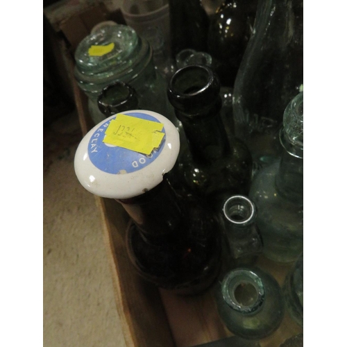 161 - A TRAY OF ANTIQUE AND LATER COLLECTABLE GLASS BOTTLES, STONEWARE BOTTLES ETC