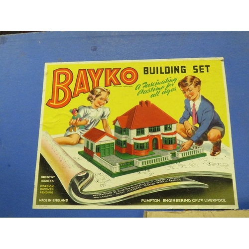 170 - A TRAY OF VINTAGE GAMES ETC TO INCLUDE A BOXED BAYKO BUILDING SET WITH INSTRUCTIONS, PIN BADGES