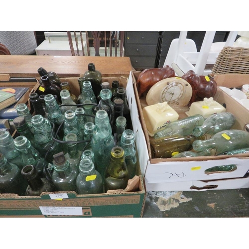 173 - A TRAY OF ANTIQUE AND LATER GLASS BOTTLES TOGETHER WITH COLLECTABLE TIN, ART DECO STYLE MANTLE CLOCK... 