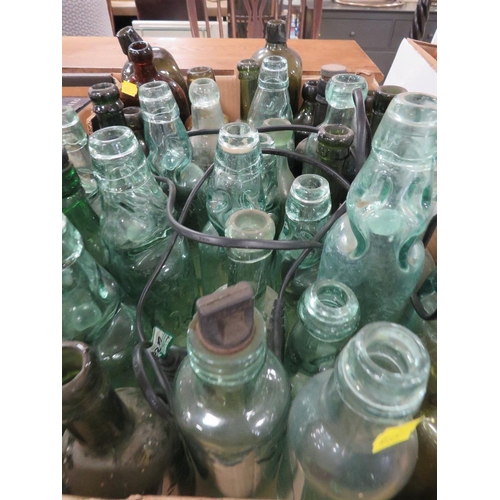 173 - A TRAY OF ANTIQUE AND LATER GLASS BOTTLES TOGETHER WITH COLLECTABLE TIN, ART DECO STYLE MANTLE CLOCK... 