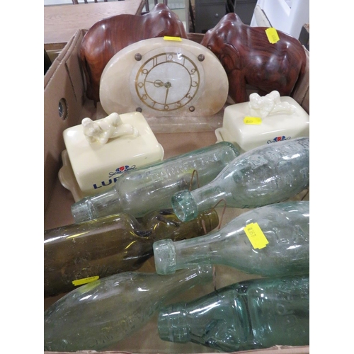 173 - A TRAY OF ANTIQUE AND LATER GLASS BOTTLES TOGETHER WITH COLLECTABLE TIN, ART DECO STYLE MANTLE CLOCK... 