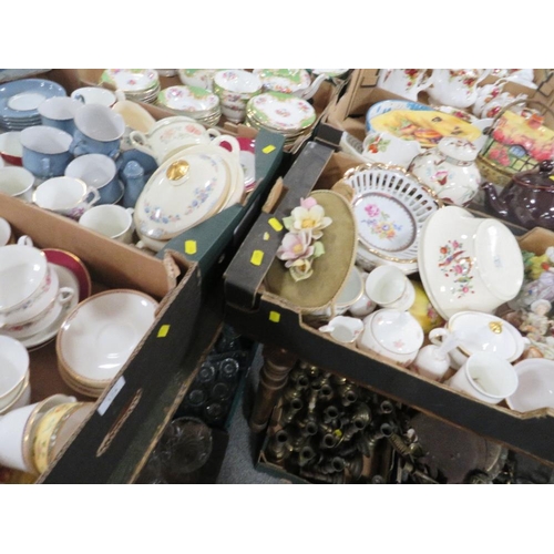 174 - FOUR TRAYS OF CERAMICS TO INCLUDE A SHELLY DRAINER, AYNSLEY ORCHARD GOLD PLATE ETC