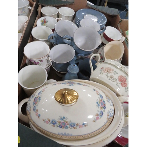 174 - FOUR TRAYS OF CERAMICS TO INCLUDE A SHELLY DRAINER, AYNSLEY ORCHARD GOLD PLATE ETC