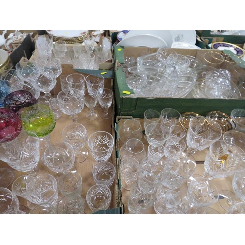 175 - FOUR TRAYS OF ASSORTED GLASSWARE TO INCLUDE WINE GLASSES, COLOURED GLASS EXAMPLES ETC