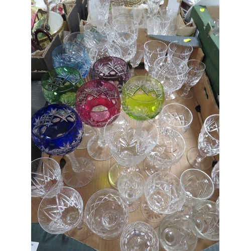 175 - FOUR TRAYS OF ASSORTED GLASSWARE TO INCLUDE WINE GLASSES, COLOURED GLASS EXAMPLES ETC